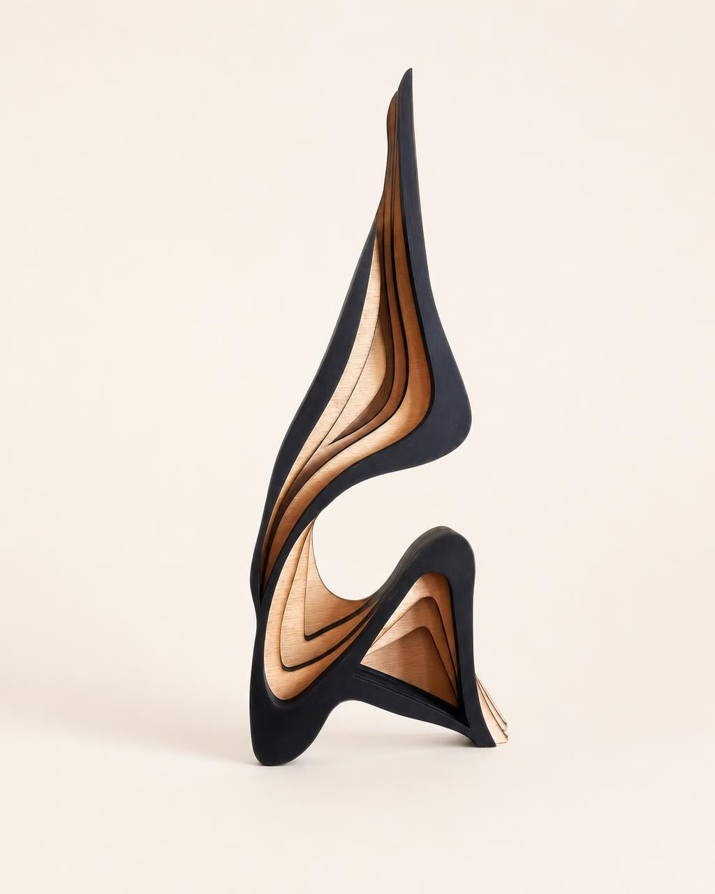 Escultura abstracta de madera