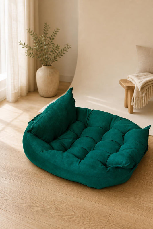 Cama plegable para mascotas en verde, vista de tres cuartos