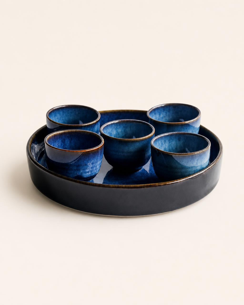 Set de platos y tazas de cerámica esmaltada